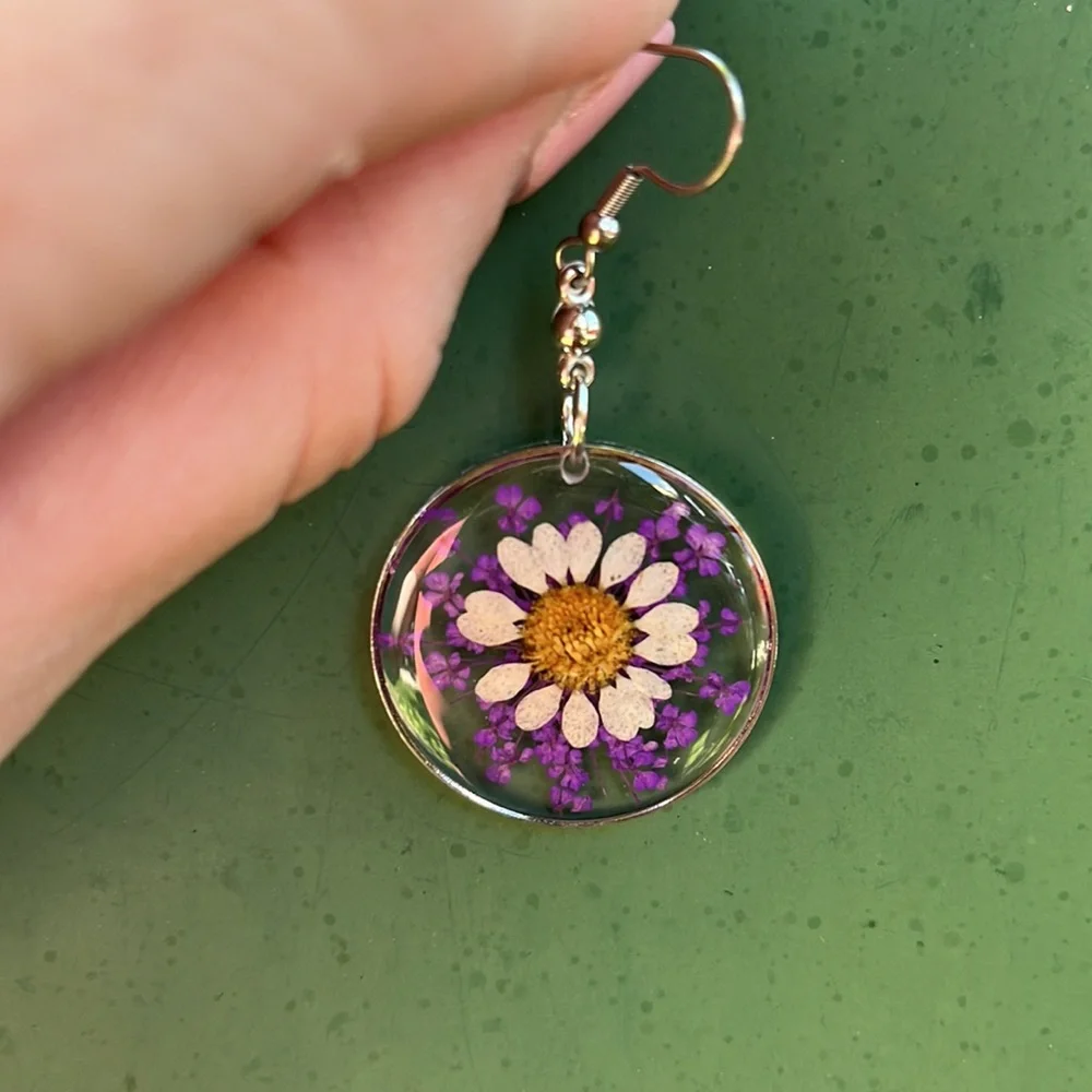 New Handmade Dried and Pressed Flower Resin Disk Earrings - Picture 7 of 17